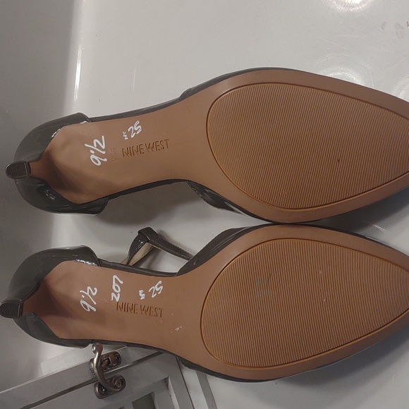 Nine West Halinan Gray Patent Leather T Strap Heels Sz 9.5 Ankle Strap - Picture 6 of 7